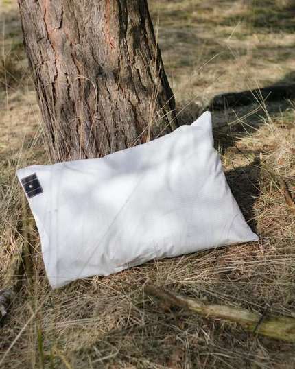 Earthle product tegen een boomstam in het bos