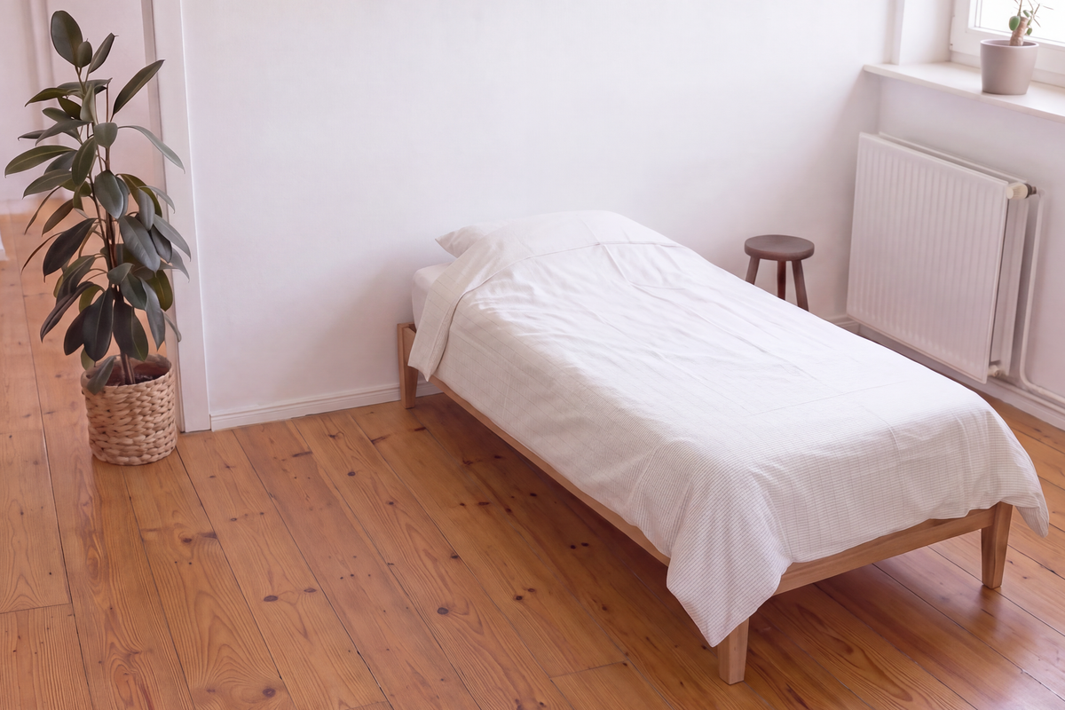 Earthle earthing duvet cover over the duvet on a bed, 200 x 140 cm