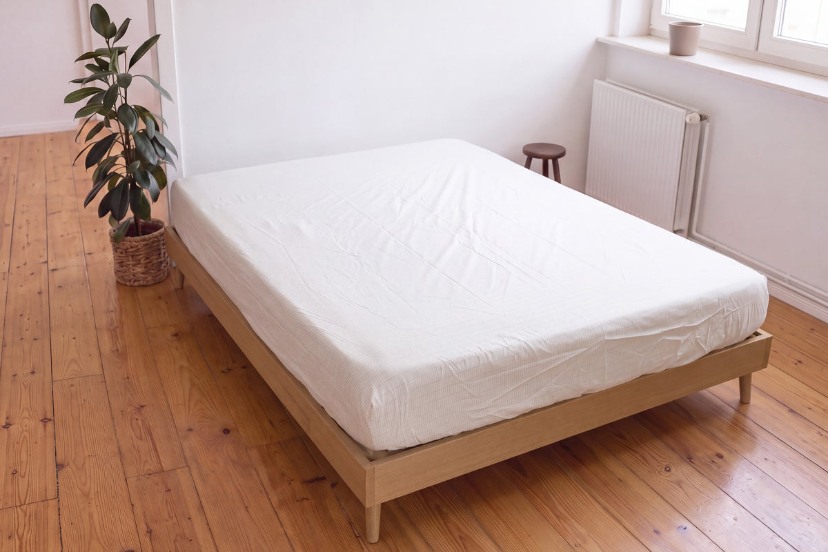 Earthle earthing fitted sheet on a double bed in a bright bedroom, 200 x 160 x 30 cm