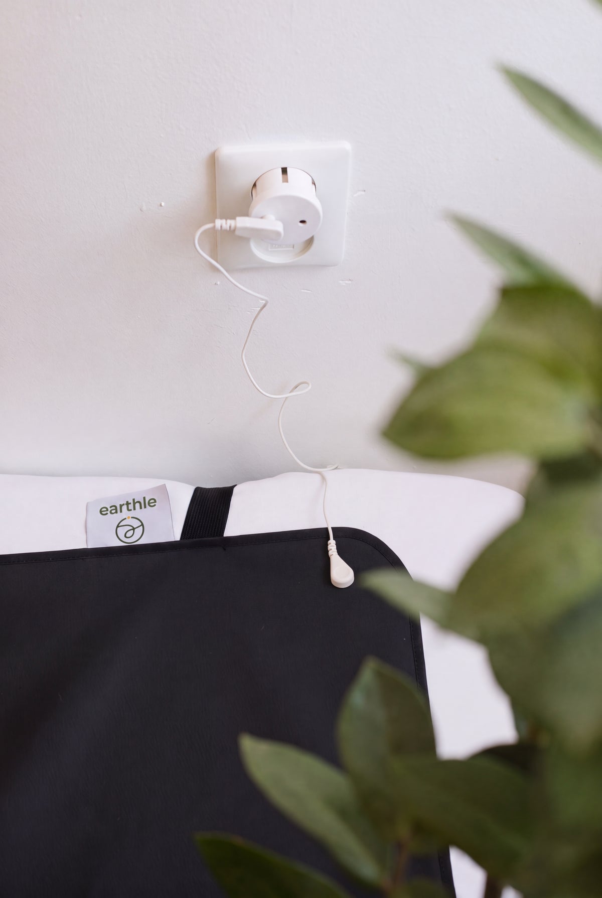 Earthle earthing sleeping mat connected to an earthed wall socket, 185 x 68 cm